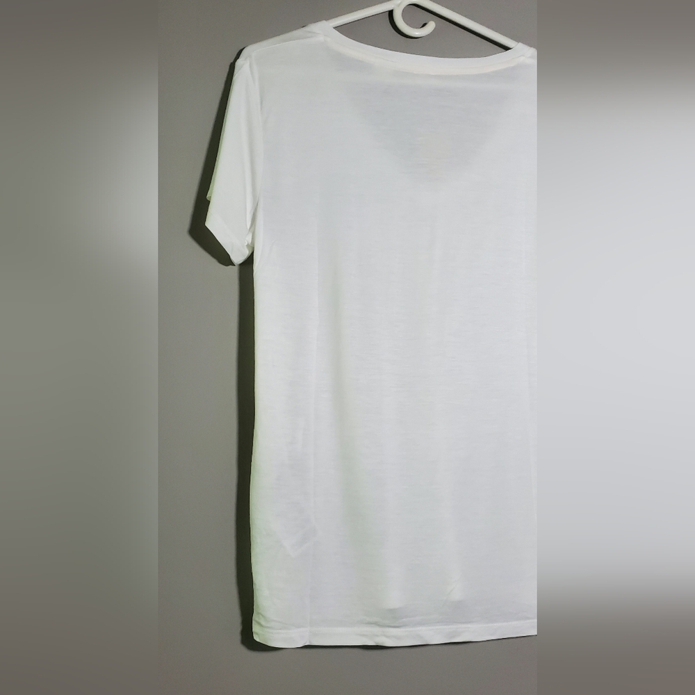 NWT Medium & Large Levi's Women's White V-Neck T-Shirt Relaxed Fit - Picture 15 of 16